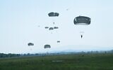 Des parachutistes israéliens recréent le saut historique des partisans pendant la Seconde Guerre mondiale en l'honneur d'Hannah Szenes, en Slovénie, le 20 juillet 2021. (Crédit : Armée israélienne)