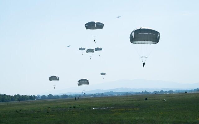 Des parachutistes israéliens recréent le saut historique des partisans pendant la Seconde Guerre mondiale en l'honneur d'Hannah Szenes, en Slovénie, le 20 juillet 2021. (Crédit : Armée israélienne)
