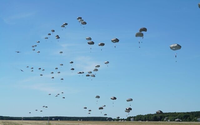 Photo d'illustration : Des dizaines de parachutistes israéliens atterrissent en Pologne durant un exercice dirigé par les États-Unis en Europe, au mois de juin 2018. (Crédit : Armée israélienne)