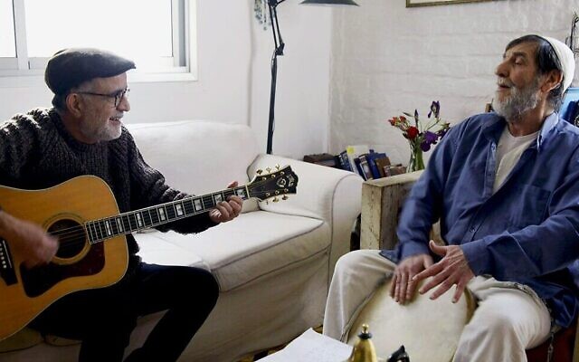 Ehud Banai, à gauche, avec Shlomo Bar, dans 'Shlomo Bar -- A Musical Documentary' lors de la 23e édition du festival Docaviv. (Autorisation : Docaviv) Ehud Banai, à gauche, avec Shlomo Bar, dans 'Shlomo Bar -- A Musical Documentary' lors de la 23e édition du festival Docaviv. (Autorisation : Docaviv)