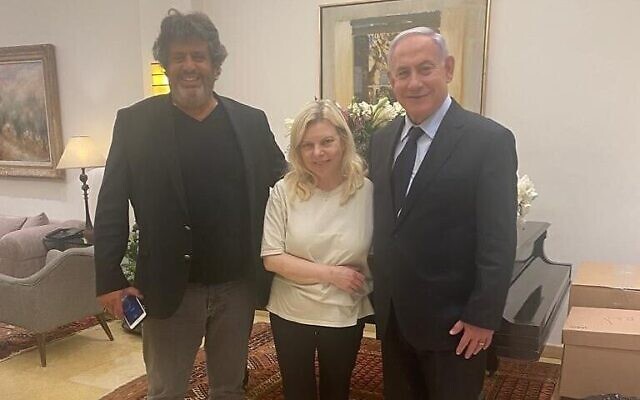 Le député français Meyer Habib (G) avec Sara Netanyahu (C) et le chef de l'opposition Benjamin Netanyahu dans la résidence du Premier ministre à Jérusalem, le 1er juillet 2021. (Crédit : Facebook)