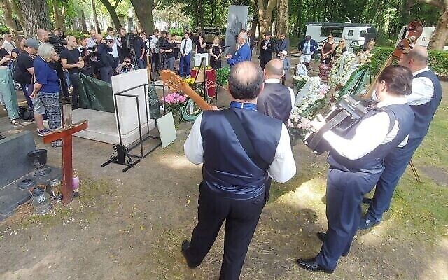 Des musiciens jouent lors du service en mémoire de Zsa Zsa au cimetière de la Rue Fiume, à Budapest, où ses cendres ont été enterrées. (Crédit : György Konkoly-Thege)