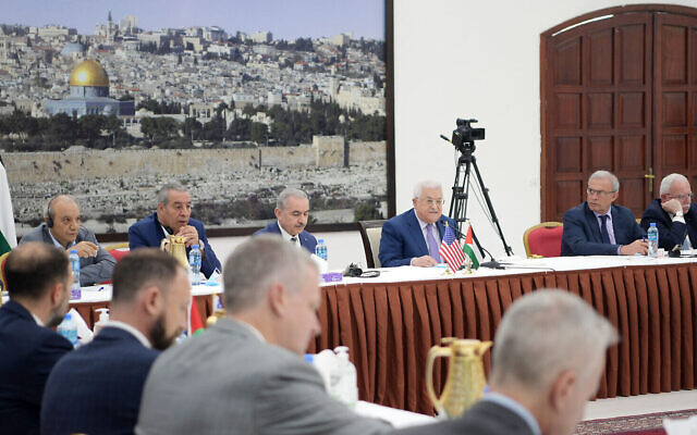 Le président de l'Autorité palestinienne  Mahmoud Abbas accueille une délégation du congrès à son bureau de Ramallah, le 8 juillet 2021. (Crédit :  WAFA)