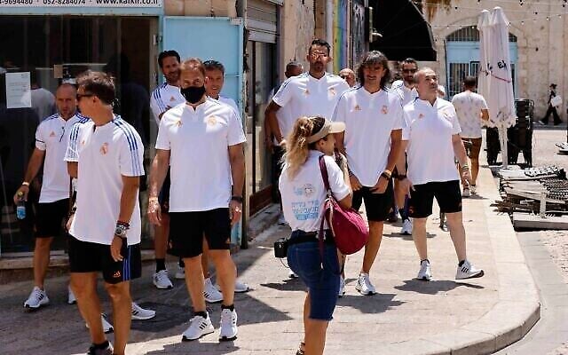 Des joueurs de football à la retraite du FC Barcelone et du Real Madrid ont visité l'ancienne ville portuaire de Jaffa le 20 juillet 2021, avant leur match d'exhibition prévu le soir même au stade Bloomfield de Jaffa. (Autorisation : Guy Yechiely) Des joueurs de football à la retraite du FC Barcelone et du Real Madrid ont visité l'ancienne ville portuaire de Jaffa le 20 juillet 2021, avant leur match d'exhibition prévu le soir même au stade Bloomfield de Jaffa. (Autorisation : Guy Yechiely)