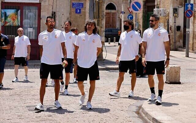 Des joueurs de football à la retraite du FC Barcelone et du Real Madrid ont visité l'ancienne ville portuaire de Jaffa le 20 juillet 2021, avant leur match d'exhibition prévu le soir même au stade Bloomfield de Jaffa. (Autorisation : Guy Yechiely) Des joueurs de football à la retraite du FC Barcelone et du Real Madrid ont visité l'ancienne ville portuaire de Jaffa le 20 juillet 2021, avant leur match d'exhibition prévu le soir même au stade Bloomfield de Jaffa. (Autorisation : Guy Yechiely)
