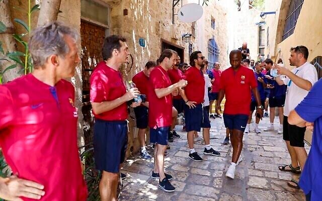Des joueurs de football à la retraite du FC Barcelone et du Real Madrid ont visité l'ancienne ville portuaire de Jaffa le 20 juillet 2021, avant leur match d'exhibition prévu le soir même au stade Bloomfield de Jaffa. (Autorisation : Guy Yechiely) Des joueurs de football à la retraite du FC Barcelone et du Real Madrid ont visité l'ancienne ville portuaire de Jaffa le 20 juillet 2021, avant leur match d'exhibition prévu le soir même au stade Bloomfield de Jaffa. (Autorisation : Guy Yechiely)