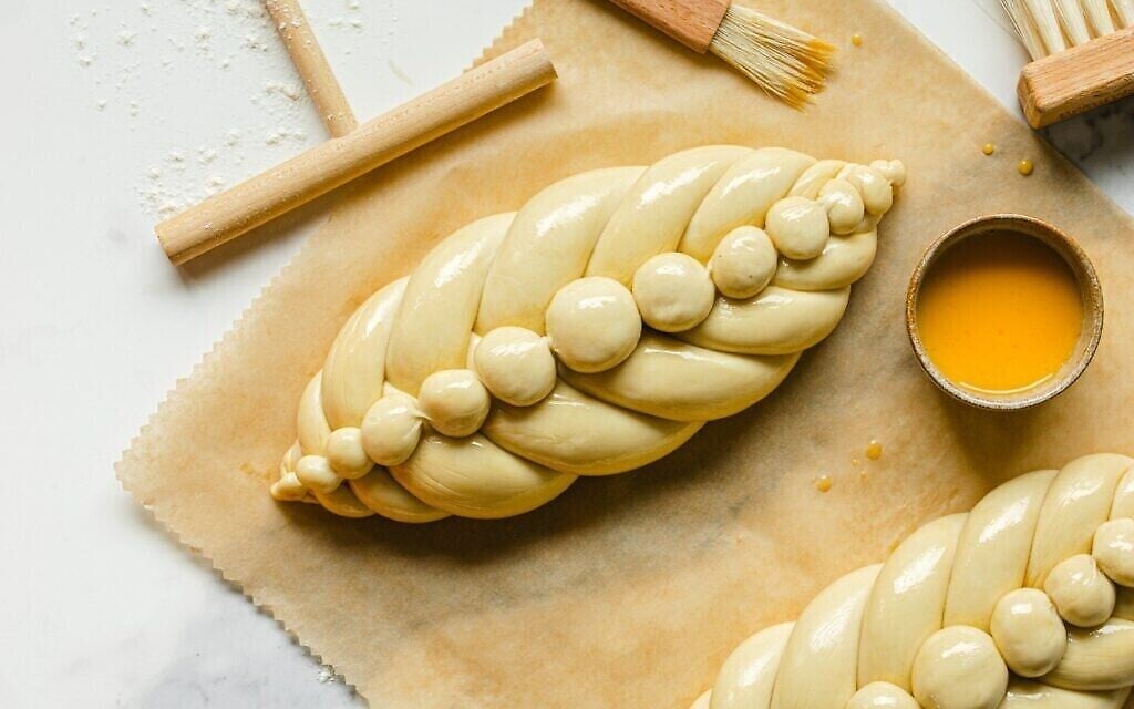 Technique de tressage de 'hallah développée par Katharina Arrigonia, une boulangère suisse, avec une tresse plate avec une chaîne à boules au centre, inspirée d'un pain français, "le pain chapelet". (Crédit : autorisation via JTA)