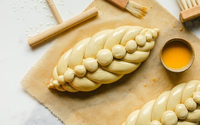 Technique de tressage de 'hallah développée par Katharina Arrigonia, une boulangère suisse, avec une tresse plate avec une chaîne à boules au centre, inspirée d'un pain français, "le pain chapelet". (Crédit : autorisation via JTA)