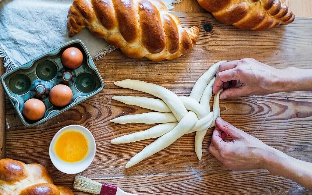 La boulangère suisse Katharina Arrigoni, dont la 'hallah en spirale à cinq brins lui a valu 70 000 followers sur Instagram.  (Crédit : autorisation via JTA)