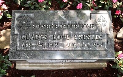 La pierre tombale de Gladys Presley, désormais exposée à Graceland. Elle a été conçue par son célèbre fils pour honorer l'héritage juif de la famille. (Crédit : Dan Fellner via JTA)