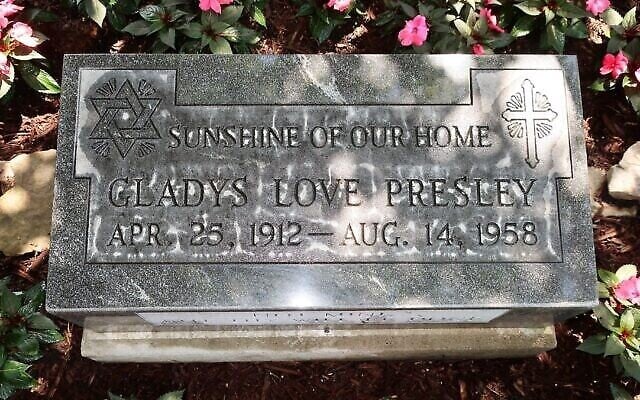 La pierre tombale de Gladys Presley, désormais exposée à Graceland. Elle a été conçue par son célèbre fils pour honorer l'héritage juif de la famille. (Crédit : Dan Fellner via JTA)