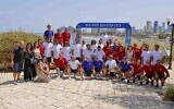 Des joueurs de football à la retraite du FC Barcelone et du Real Madrid ont visité l'ancienne ville portuaire de Jaffa le 20 juillet 2021, avant leur match d'exhibition prévu le soir même au stade Bloomfield de Jaffa. (Autorisation : Guy Yechiely)
