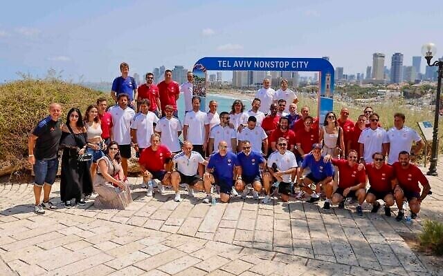 Des joueurs de football à la retraite du FC Barcelone et du Real Madrid ont visité l'ancienne ville portuaire de Jaffa le 20 juillet 2021, avant leur match d'exhibition prévu le soir même au stade Bloomfield de Jaffa. (Autorisation : Guy Yechiely) Des joueurs de football à la retraite du FC Barcelone et du Real Madrid ont visité l'ancienne ville portuaire de Jaffa le 20 juillet 2021, avant leur match d'exhibition prévu le soir même au stade Bloomfield de Jaffa. (Autorisation : Guy Yechiely)