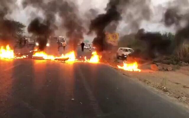 Des manifestants bloquent des routes en raison de la pénurie d'eau, dans la province du Khuzestan, dans le sud-ouest de l'Iran, le 17 juillet 2021. (Capture d'écran) Des manifestants bloquent des routes en raison de la pénurie d'eau, dans la province du Khuzestan, dans le sud-ouest de l'Iran, le 17 juillet 2021. (Capture d'écran)