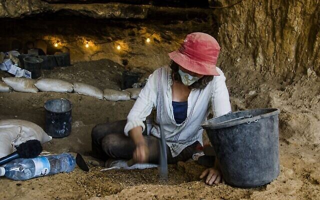 Un chercheur travaille dans la grotte où les restes d'un rat à crinière ont été trouvés. (Crédit : Université de Haïfa) Un chercheur travaille dans la grotte où les restes d'un rat à crinière ont été trouvés. (Crédit : Université de Haïfa)