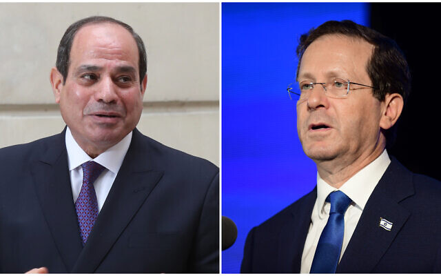 Le président égyptien Abdel-Fattah el-Sissi (G) lors d'une conférence de presse en France, le 7 décembre 2020, et le président israélien Isaac Herzog (D) lors d'une cérémonie de remise de diplômes au National Security College à Glilot, dans le centre d'Israël, le 14 juillet 2021.(Crédit : AP/Michel Euler, Tomer Neuberg/Flash90) 
