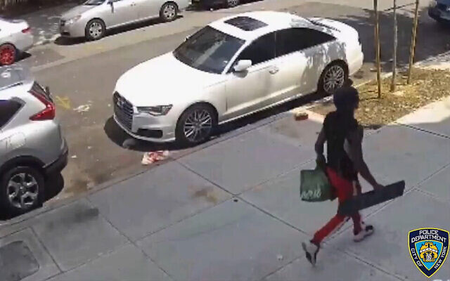Un homme est vu portant un meuble, peu avant d'attaquer un homme juif à Brooklyn, le 5 juillet 2021. (Crédit : Capture d'écran :Twitter) Un homme est vu portant un meuble, peu avant d'attaquer un homme juif à Brooklyn, le 5 juillet 2021. (Crédit : Capture d'écran :Twitter)