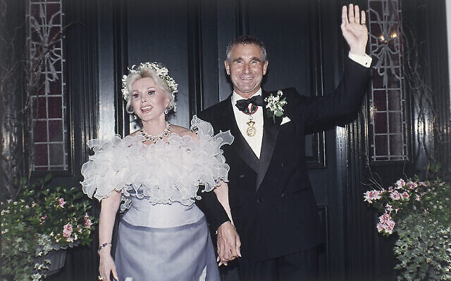 Zsa Zsa Gabor avec son mari, lePrince Fredrick von Anhalt, dans le quartier de Bel Air, à Los Angeles, après leur pariage, le 14 août 1986. (Crédit :  AP Photo/Reed Saxon)