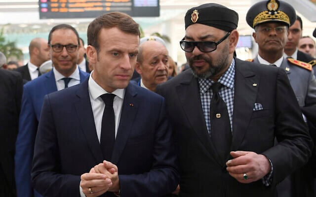 Le roi du Maroc Mohammed VI et le président français Emmanuel Macron, à gauche, après l'inauguration d'une ligne à grande vitesse à la gare de Rabat, au Maroc, le 15 novembre 2018. (Crédit : Christophe Archambault/Pool Photo via AP) Le roi du Maroc Mohammed VI et le président français Emmanuel Macron, à gauche, après l'inauguration d'une ligne à grande vitesse à la gare de Rabat, au Maroc, le 15 novembre 2018. (Crédit : Christophe Archambault/Pool Photo via AP)