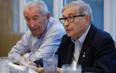 David Mermelstein, à droite, président des Survivants de la Shoah de Miami-Dade et vice-président de la Fondation des Survivants de l'Holocauste USA (HSF), parle lors d'une interview avec l'Associated Press, le 7 octobre 2019. (Crédit : AP Photo/Wilfredo Lee)
