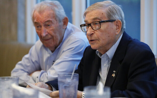 David Mermelstein, à droite, président des Survivants de la Shoah de Miami-Dade et vice-président de la Fondation des Survivants de l'Holocauste USA (HSF), parle lors d'une interview avec l'Associated Press, le 7 octobre 2019. (Crédit : AP Photo/Wilfredo Lee) David Mermelstein, à droite, président des Survivants de la Shoah de Miami-Dade et vice-président de la Fondation des Survivants de l'Holocauste USA (HSF), parle lors d'une interview avec l'Associated Press, le 7 octobre 2019. (Crédit : AP Photo/Wilfredo Lee)