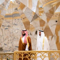 Le prince héritier saoudien Mohammed ben Salmane (à gauche) assistant à une cérémonie avec le prince héritier d'Abou Dhabi, Mohammed ben Zayed al-Nahyan, à Qasr Al Watan à Abou Dhabi, aux Émirats arabes unis, sur cette photo publiée par le ministère des Affaires présidentielles le 27 novembre 2019. (Crédit : Mohamed Al Hammadi/Ministère des Affaires Présidentielles via AP)