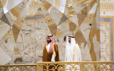 Le prince héritier saoudien Mohammed ben Salmane (à gauche) assistant à une cérémonie avec le prince héritier d'Abou Dhabi, Mohammed ben Zayed al-Nahyan, à Qasr Al Watan à Abou Dhabi, aux Émirats arabes unis, sur cette photo publiée par le ministère des Affaires présidentielles le 27 novembre 2019. (Crédit : Mohamed Al Hammadi/Ministère des Affaires Présidentielles via AP)