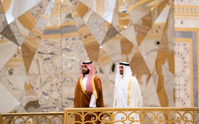 Le prince héritier saoudien Mohammed ben Salmane (à gauche) assistant à une cérémonie avec le prince héritier d'Abou Dhabi, Mohammed ben Zayed al-Nahyan, à Qasr Al Watan à Abou Dhabi, aux Émirats arabes unis, sur cette photo publiée par le ministère des Affaires présidentielles le 27 novembre 2019. (Crédit : Mohamed Al Hammadi/Ministère des Affaires Présidentielles via AP)