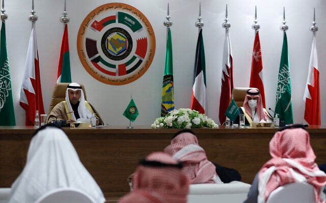 Le secrétaire-général du Conseil de coopération du Golfe (GCC) Nayef Falah Al-Hajraf, à gauche, et le ministre saoudien des Affaires étrangères, le Prince Faisal bin Farhan Al-Saud, pendant une conférence de presse organisée au cours de la 41e rencontre du Conseil, à Al Ula, en Arabie saoudite, le 5 janvier 2021. (Crédit : AP Photo/Amr Nabil) Le secrétaire-général du Conseil de coopération du Golfe (GCC) Nayef Falah Al-Hajraf, à gauche, et le ministre saoudien des Affaires étrangères, le Prince Faisal bin Farhan Al-Saud, pendant une conférence de presse organisée au cours de la 41e rencontre du Conseil, à Al Ula, en Arabie saoudite, le 5 janvier 2021. (Crédit : AP Photo/Amr Nabil)