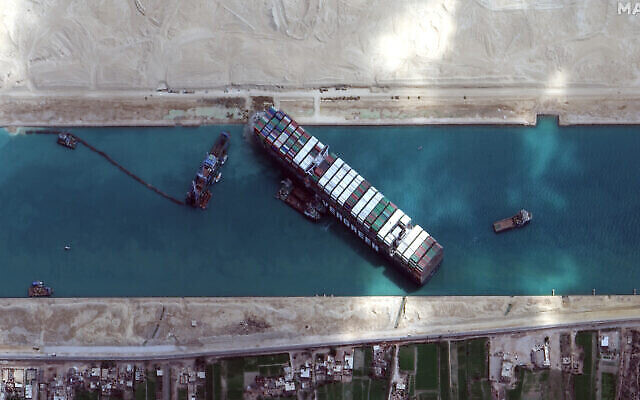 Cette image satellite de Maxar Technologies montre le cargo MV Ever Given bloqué dans le canal de Suez près de Suez, en Égypte, le 28 mars 2021. (Crédit : Maxar Technologies via AP) Cette image satellite de Maxar Technologies montre le cargo MV Ever Given bloqué dans le canal de Suez près de Suez, en Égypte, le 28 mars 2021. (Crédit : Maxar Technologies via AP)