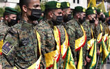 Des membres du Hezbollah lors des funérailles d'un des leurs, Mohammed Tahhan, tué par les soldats israéliens sur la frontière entre le Liban et Israël, dans le village d'Adloun, au sud du Liban, le 15 mai 2021. (Crédit : AP Photo/Mohammed Zaatari, File)