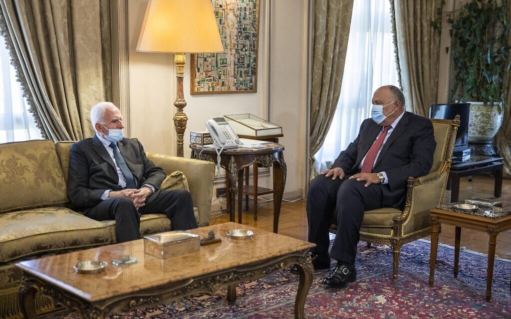 Le ministre des Affaires étrangères égyptien Sameh Shoukry, à droite, rencontre le responsable palestinien du Fatah Azzam Al-Ahmad au ministère des Affaires étrangères du Caire, le 20 mai 2021. (Crédit : AP Photo/Nariman El-Mofty) Le ministre des Affaires étrangères égyptien Sameh Shoukry, à droite, rencontre le responsable palestinien du Fatah Azzam Al-Ahmad au ministère des Affaires étrangères du Caire, le 20 mai 2021. (Crédit : AP Photo/Nariman El-Mofty)