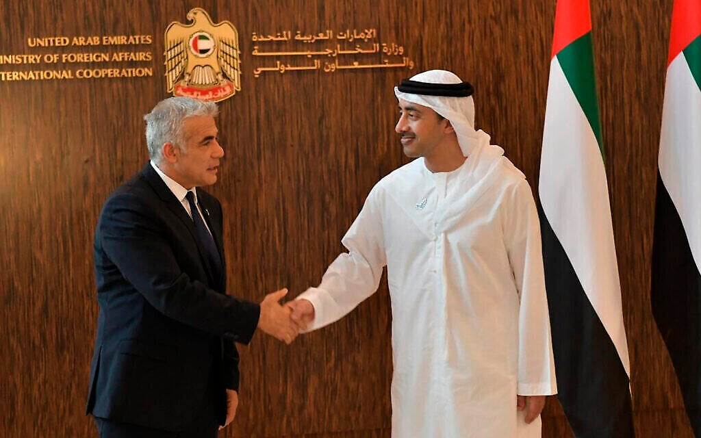 Le ministre des Affaires étrangères Yair Lapid serre la main du ministre des Affaires étrangères des Émirats arabes unis, Cheikh Abdullah bin-Zayed al-Nahyan à Abou Dhabi, Émirats arabes unis, le mardi 29 juin 2021. (Shlomi Amsalem / Bureau de presse du gouvernement via AP) Le ministre des Affaires étrangères Yair Lapid serre la main du ministre des Affaires étrangères des Émirats arabes unis, Cheikh Abdullah bin-Zayed al-Nahyan à Abou Dhabi, Émirats arabes unis, le mardi 29 juin 2021. (Shlomi Amsalem / Bureau de presse du gouvernement via AP)