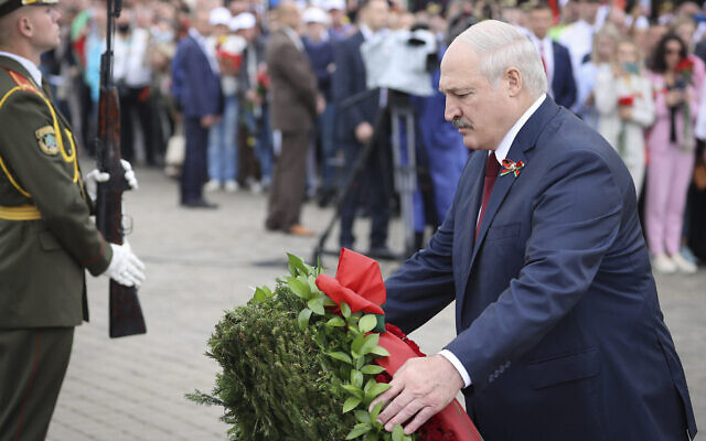 Le président biélorusse Alexandre Loukachenko assiste à une cérémonie de dépôt de gerbes au monument aux morts Mound of Glory, marquant le Jour de l'Indépendance, dans la banlieue de la capitale Minsk, en Biélorussie, le 3 juillet 2021. (Crédit : Maxim Guchek/BelTA Pool Photo via AP) Le président biélorusse Alexandre Loukachenko assiste à une cérémonie de dépôt de gerbes au monument aux morts Mound of Glory, marquant le Jour de l'Indépendance, dans la banlieue de la capitale Minsk, en Biélorussie, le 3 juillet 2021. (Crédit : Maxim Guchek/BelTA Pool Photo via AP)