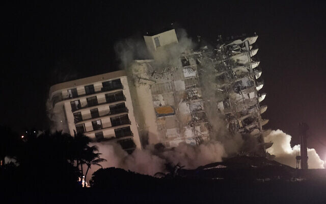 La structure restante endommagée de l'immeuble à condos Champlain Towers South s'effondre lors d'une démolition contrôlée, le 4 juillet 2021, à Surfside, Fla. (Crédit : AP/Lynne Sladky) La structure restante endommagée de l'immeuble à condos Champlain Towers South s'effondre lors d'une démolition contrôlée, le 4 juillet 2021, à Surfside, Fla. (Crédit : AP/Lynne Sladky)