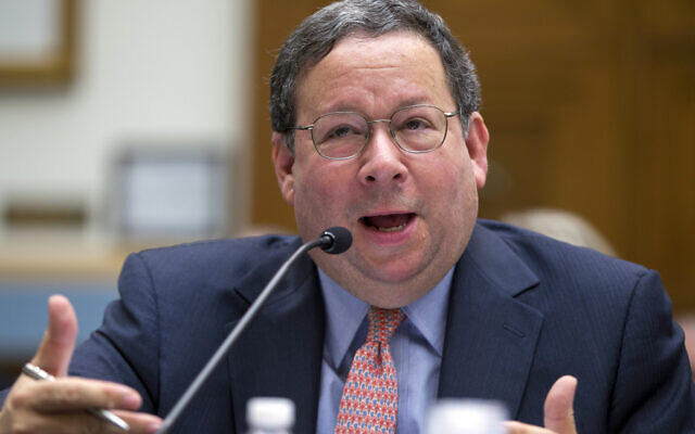 David Cohen, vice-président exécutif de Comcast Corporation, témoigne lors de l'audience de surveillance du sous-comité de la Chambre des représentants sur la réforme réglementaire, le droit commercial et antitrust, au Capitole à Washington, le 8 mai 2014. (Crédit : AP Photo/Carolyn Kaster)