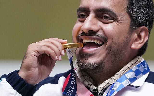 L'Iranien Javad Foroughi, après avoir remporté la médaille d'or au pistolet à 10 mètres masculin au stand de tir d'Asaka lors des Jeux olympiques d'été de 2020, le 24 juillet 2021, à Tokyo, au Japon. (Crédit : AP Photo/Alex Brandon)