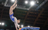 Liliia Akhaimova du Comité russe olympique pendant la finale de l'épreuve féminine de gymnastique artistique aux Jeux olympiques d'été de Tokyo, le 27 juillet 2021. (Crédit : AP Photo/Ashley Landis)