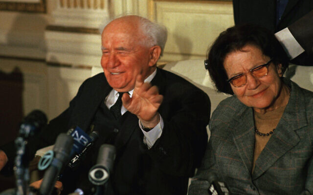 David Ben Gurion, à gauche, l'ex-Premier ministre israélien, avec son épouse Paula pendant une conférence du presse au  Plaza Hotel de New York, le 3 mars 1947. (Crédit : AP Photo/John Duricka)