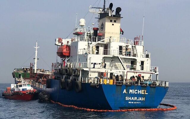 Le pétrolier battant pavillon émirati A. Michel, l'un des quatre navires endommagés par ce que les officiels du Golfe ont qualifié d'attaque de "sabotage" au large de la côte des EAU, le 13 mai 2019. (Crédit : UAE National Media Council via AP) Le pétrolier battant pavillon émirati A. Michel, l'un des quatre navires endommagés par ce que les officiels du Golfe ont qualifié d'attaque de "sabotage" au large de la côte des EAU, le 13 mai 2019. (Crédit : UAE National Media Council via AP)