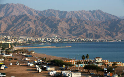 Vue de la ville jordanienne d'Aqaba, vue depuis la ville israélienne d'Eilat, le 10 novembre 2019. (Crédit : Moshe Shai/FLASH90)