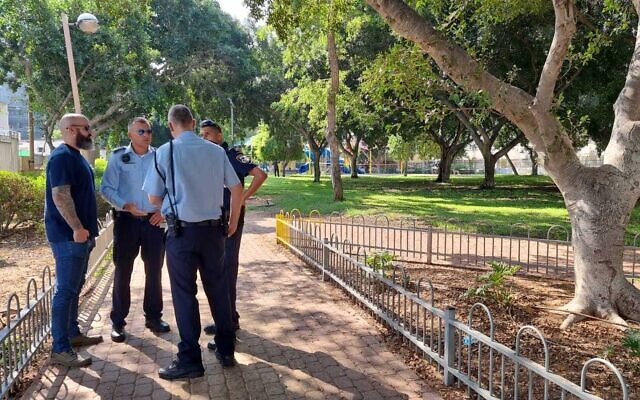 La police sur les lieux où le corps d'un homme a été retrouvé dans un parc d'Ashdod, le 15 juillet 2021 (Crédit : police israélienne). La police sur les lieux où le corps d'un homme a été retrouvé dans un parc d'Ashdod, le 15 juillet 2021 (Crédit : police israélienne).