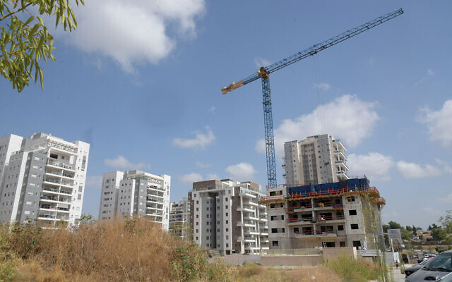 Un chantier de construction de nouveaux logements résidentiels à Be'er Yaakov, dans le centre d'Israël, le 26 mars 2020.(Crédit: Flash90) Un chantier de construction de nouveaux logements résidentiels à Be'er Yaakov, dans le centre d'Israël, le 26 mars 2020.(Crédit: Flash90)