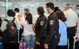 Des policiers font respecter le règlement COVID-19 à l'aéroport international Ben Gurion, le 19 juillet 2021. (Crédit : AvshalomSassoni/Flash90) 