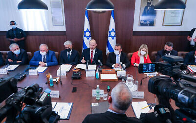 Le Premier ministre Naftali Bennett dirige une réunion du cabinet au bureau du Premier ministre à Jérusalem, le 11 juillet2021. (Crédit : Marc Israel Sellem/POOL) 