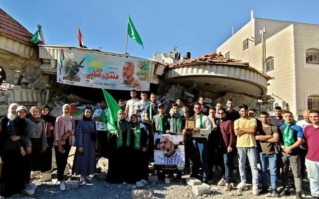 Des étudiants de l'Université Birzeit visitent la maison démolie de Muntasir Shalabi à Turmus Ayya le 14 juillet 2021.(Crédit : courtoisie)