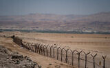 Vue de la frontière entre Israël et la Jordanie, dans la vallée du Jourdain, en Cisjordanie, le 17 juin 2020. (Crédit : Yaniv Nadav/Flash90)