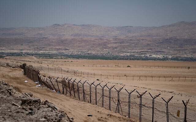 Vue de la frontière entre Israël et la Jordanie, dans la vallée du Jourdain, en Cisjordanie, le 17 juin 2020. (Crédit : Yaniv Nadav/Flash90) Vue de la frontière entre Israël et la Jordanie, dans la vallée du Jourdain, en Cisjordanie, le 17 juin 2020. (Crédit : Yaniv Nadav/Flash90)