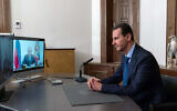 Le président syrien Bachar Assad écoute le président russe Vladimir Poutine lors de leurs entretiens par vidéoconférence, à Damas, en Syrie, le 9 novembre 2020. (Crédit : SANA via AP)