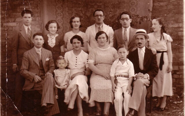 Esther, la grand-mère de Ruth Behar (troisième à partir de la gauche au premier rang, en robe blanche) avec sa famille à Agramonte, Cuba, vers 1936. (Autorisation)